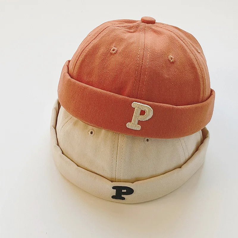 Vintage bokstav (P), Bbroderade baby brättelös hatt